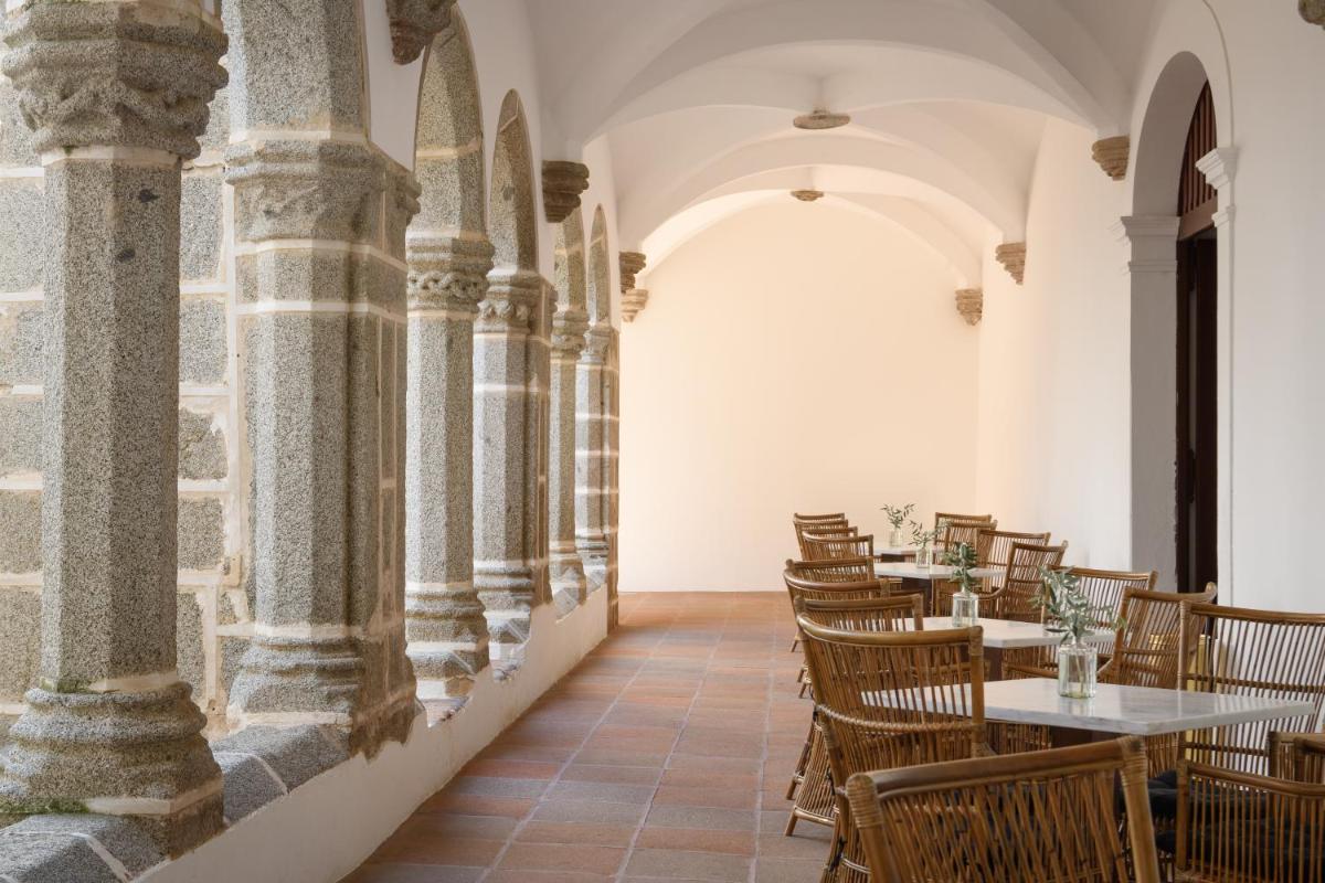 Uma área de estar em Convento do Espinheiro, Historic Hotel & Spa