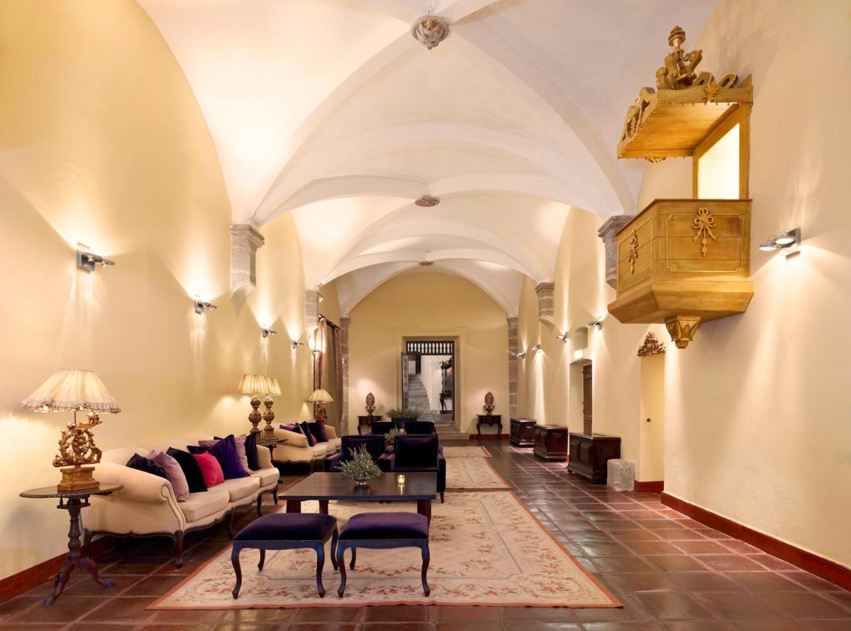 Uma área de estar em Convento do Espinheiro, Historic Hotel & Spa