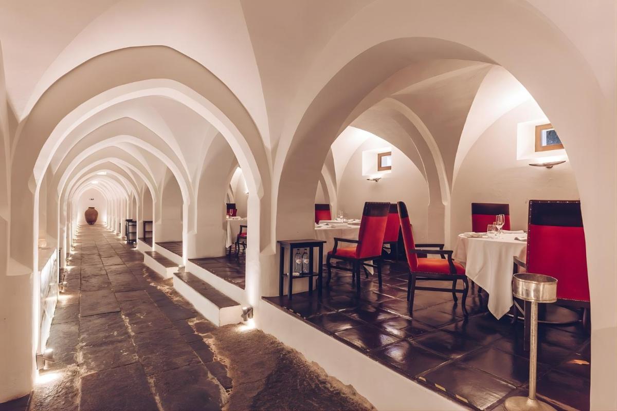 Um restaurante ou outro lugar para comer em Convento do Espinheiro, Historic Hotel & Spa