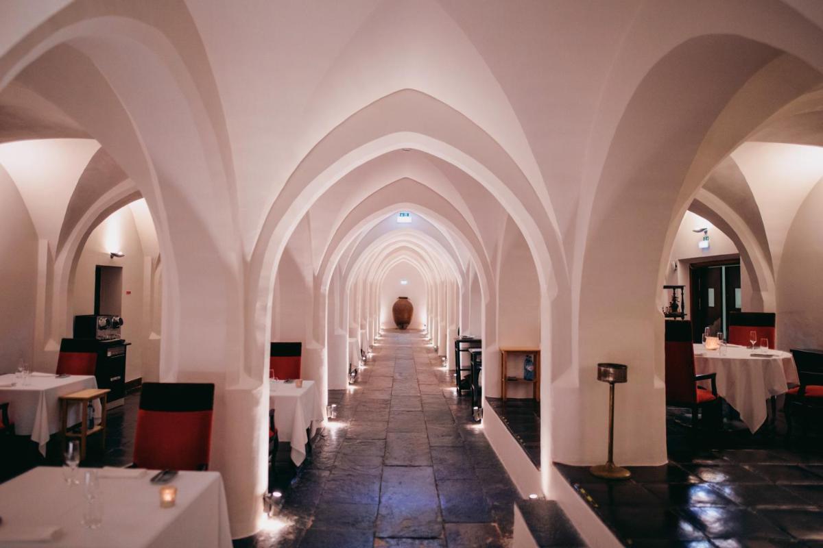 Uma área de estar em Convento do Espinheiro, Historic Hotel & Spa