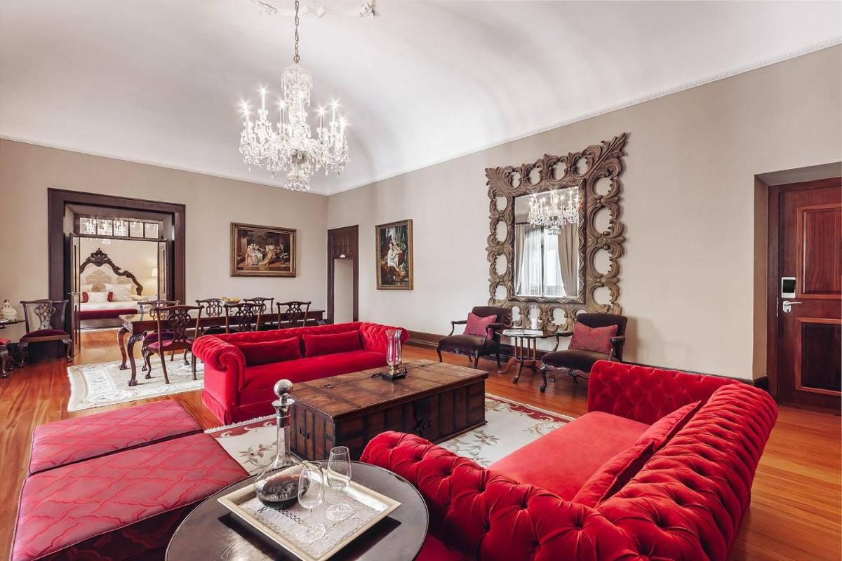 Uma área de estar em Convento do Espinheiro, Historic Hotel & Spa