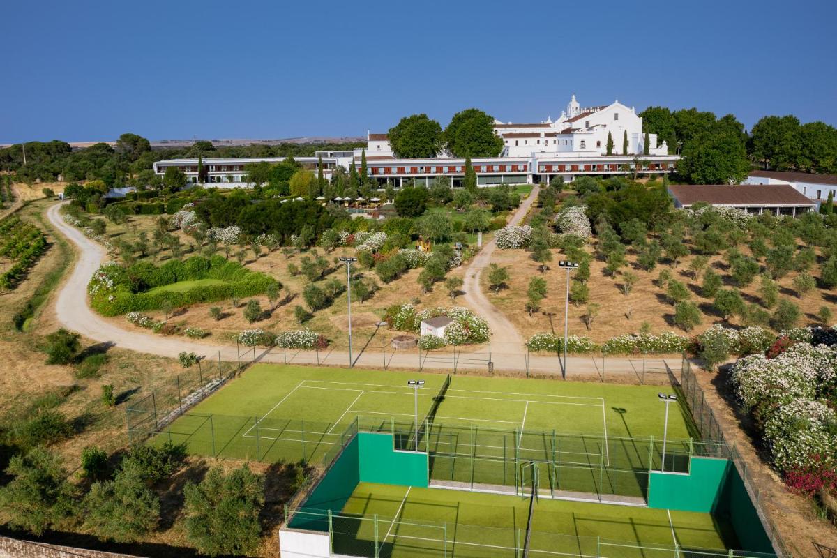 Comodidades para jogar ténis e squash em Convento do Espinheiro, Historic Hotel & Spa ou nas proximidades