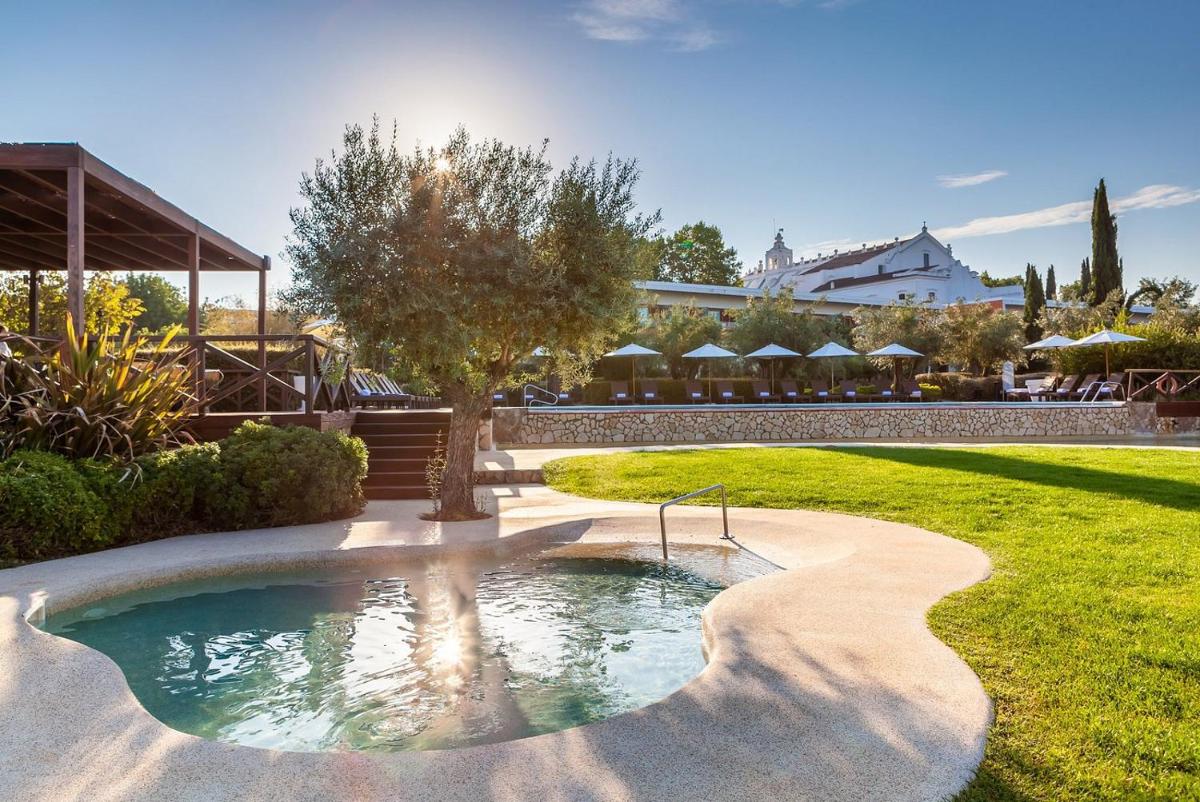 A piscina em ou perto de Convento do Espinheiro, Historic Hotel & Spa