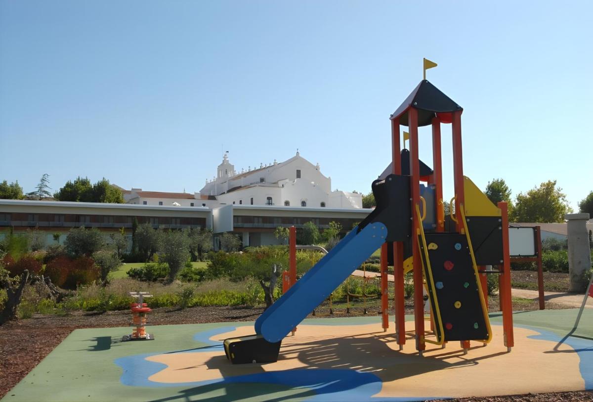 A área de jogos para crianças em Convento do Espinheiro, Historic Hotel & Spa