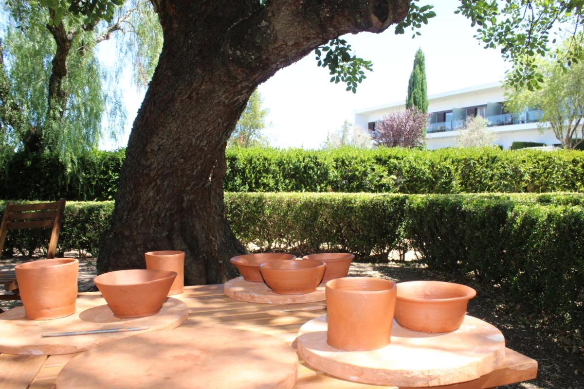 Um jardim no exterior de Convento do Espinheiro, Historic Hotel & Spa