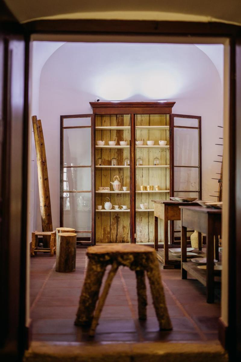 Uma área de estar em Convento do Espinheiro, Historic Hotel & Spa