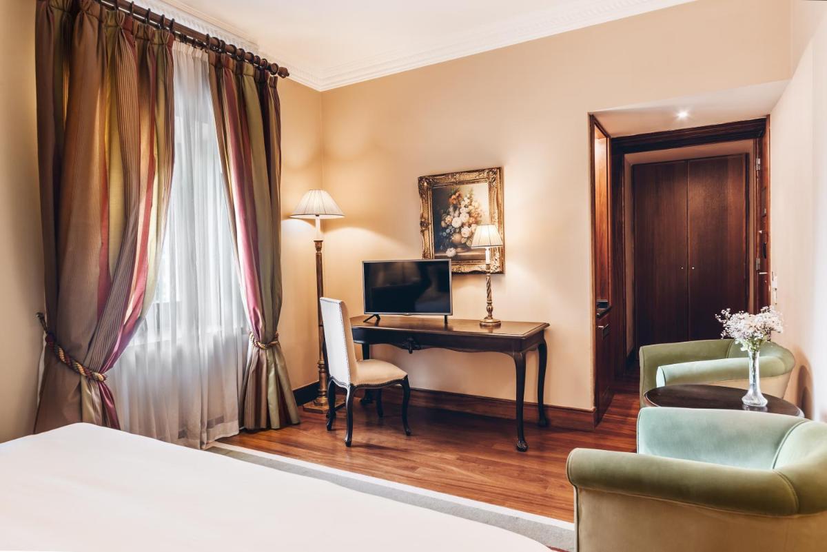 Uma televisão e/ou sistema de entretenimento em Convento do Espinheiro, Historic Hotel & Spa