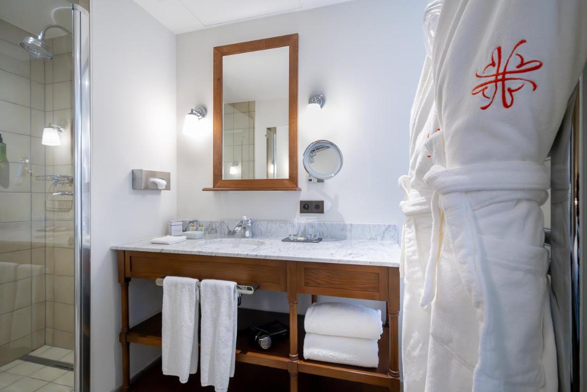 Salle de bains dans l'établissement Hôtel & Spa Le Bouclier D'or