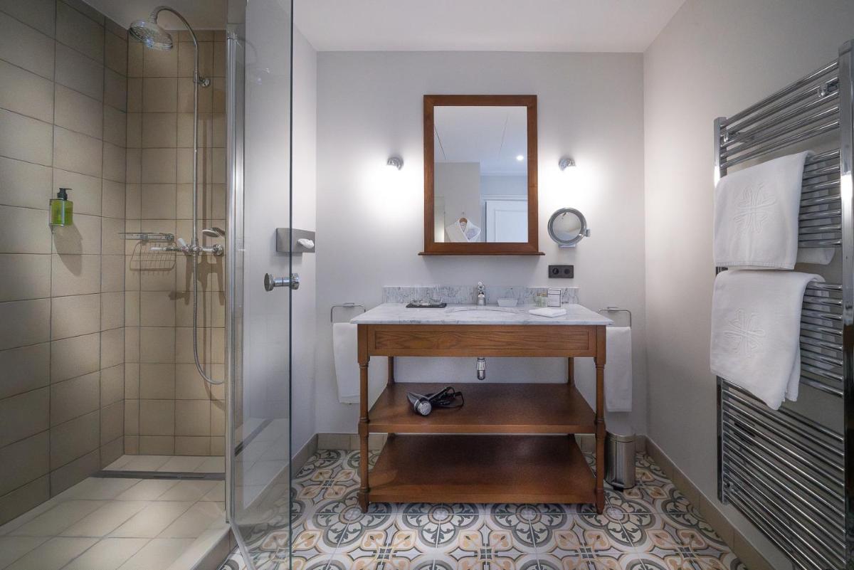 Salle de bains dans l'établissement Hôtel & Spa Le Bouclier D'or