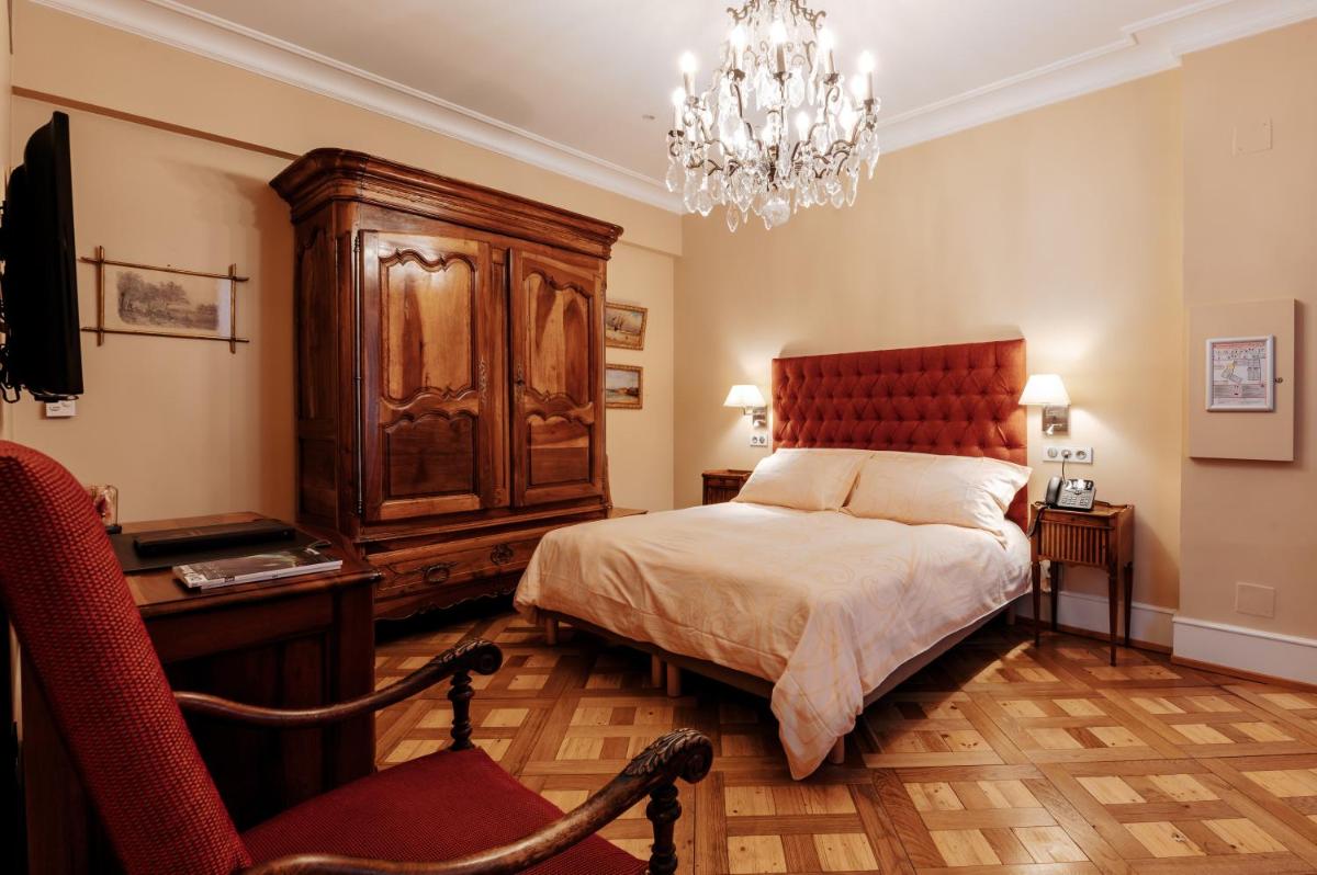 Un ou plusieurs lits dans un hébergement de l'établissement Hôtel & Spa Le Bouclier D'or