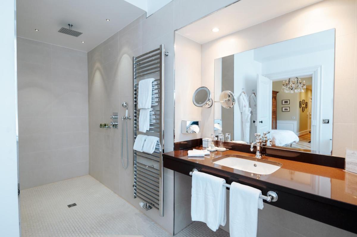 Salle de bains dans l'établissement Hôtel & Spa Le Bouclier D'or