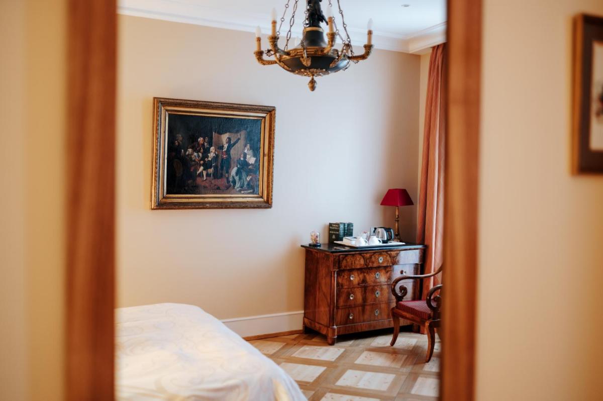 Un ou plusieurs lits dans un hébergement de l'établissement Hôtel & Spa Le Bouclier D'or