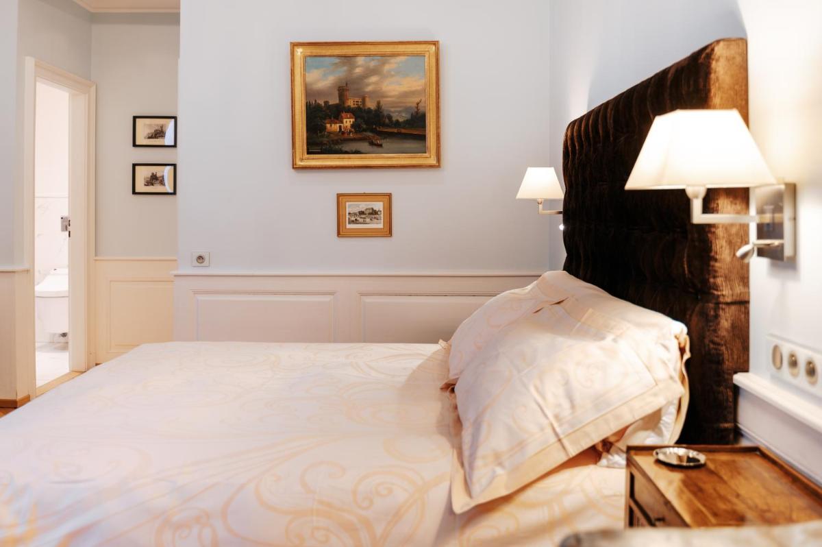 Un ou plusieurs lits dans un hébergement de l'établissement Hôtel & Spa Le Bouclier D'or