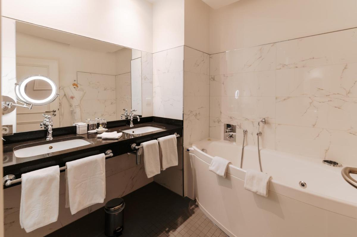 Salle de bains dans l'établissement Hôtel & Spa Le Bouclier D'or