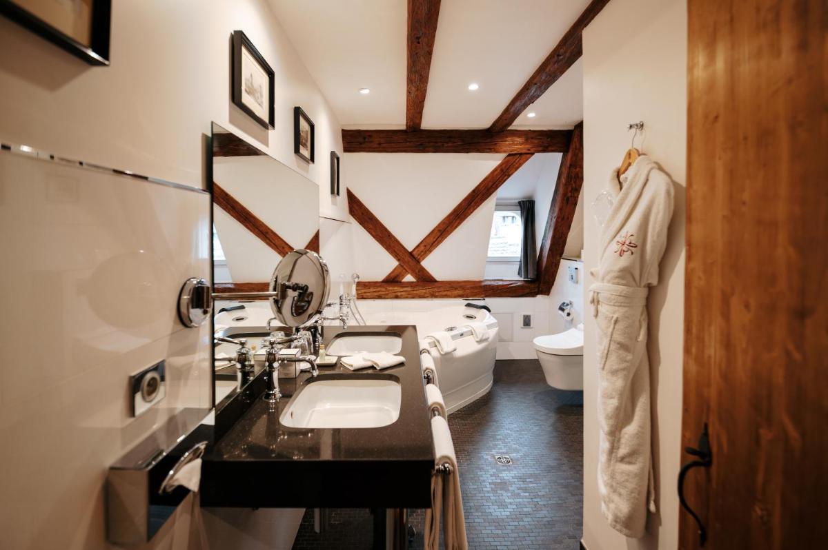Salle de bains dans l'établissement Hôtel & Spa Le Bouclier D'or