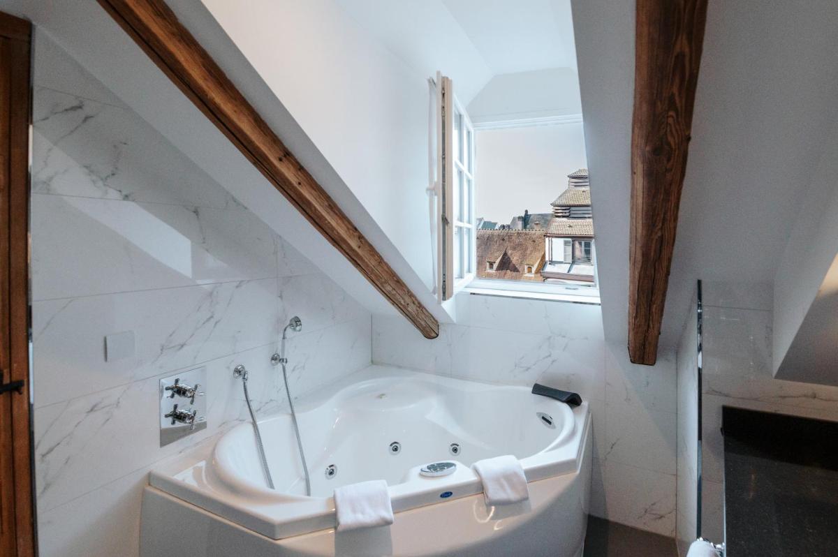 Salle de bains dans l'établissement Hôtel & Spa Le Bouclier D'or