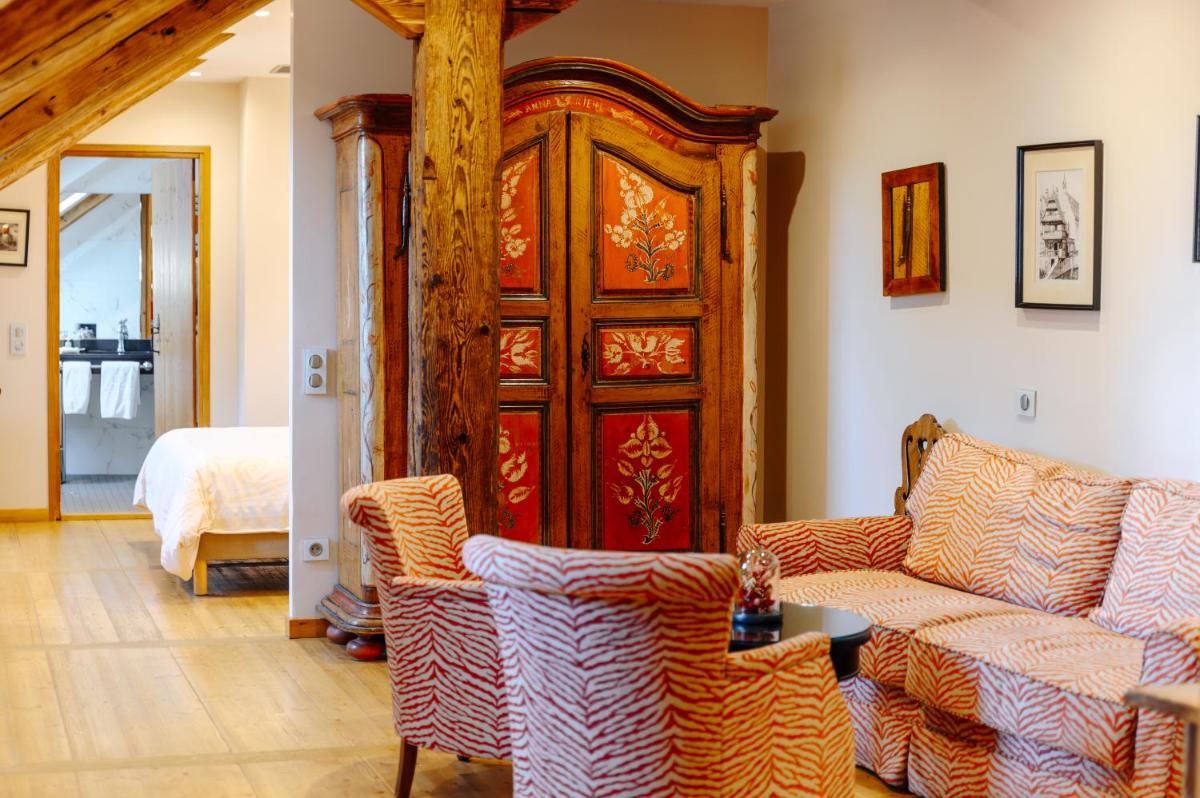 Coin salon dans l'établissement Hôtel & Spa Le Bouclier D'or