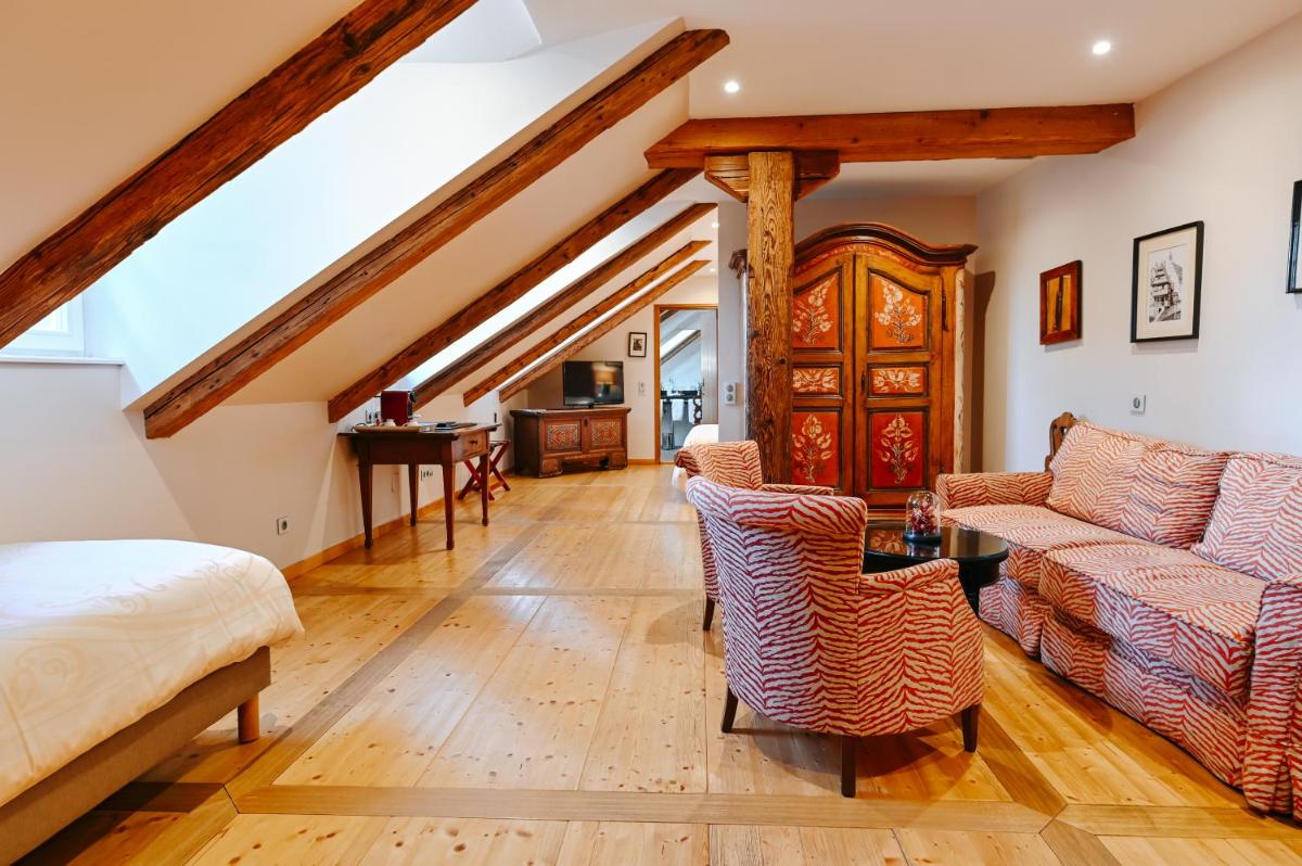 Coin salon dans l'établissement Hôtel & Spa Le Bouclier D'or