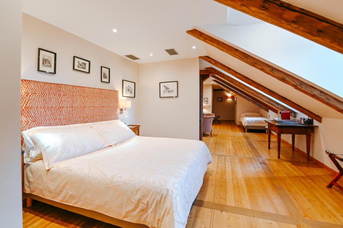 Un ou plusieurs lits dans un hébergement de l'établissement Hôtel & Spa Le Bouclier D'or