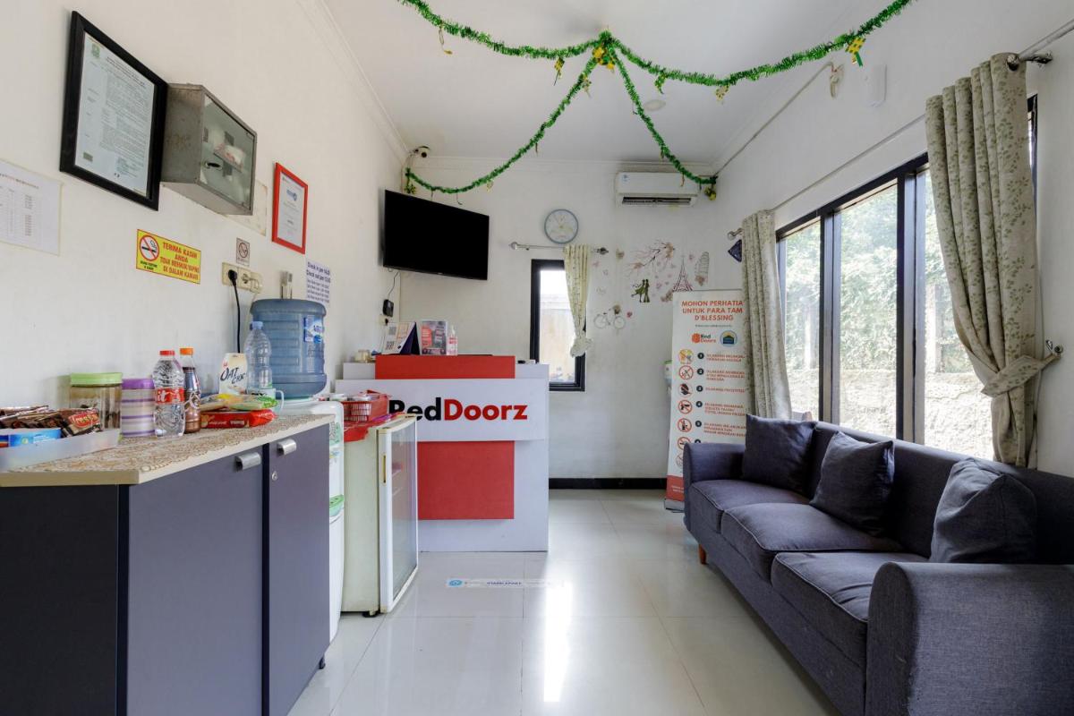 RedDoorz Plus near Trans Studio Cibubur 2 - Housity