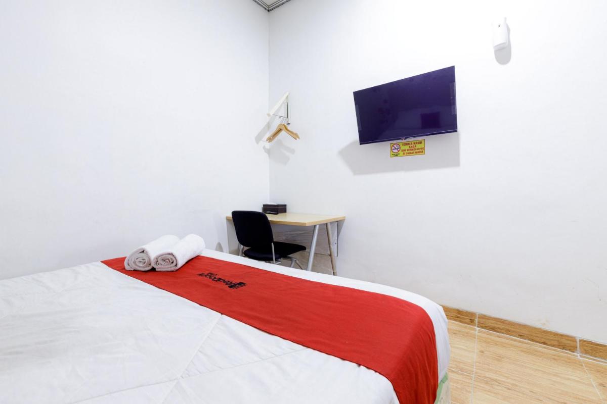 RedDoorz Plus near Trans Studio Cibubur 2 - Housity
