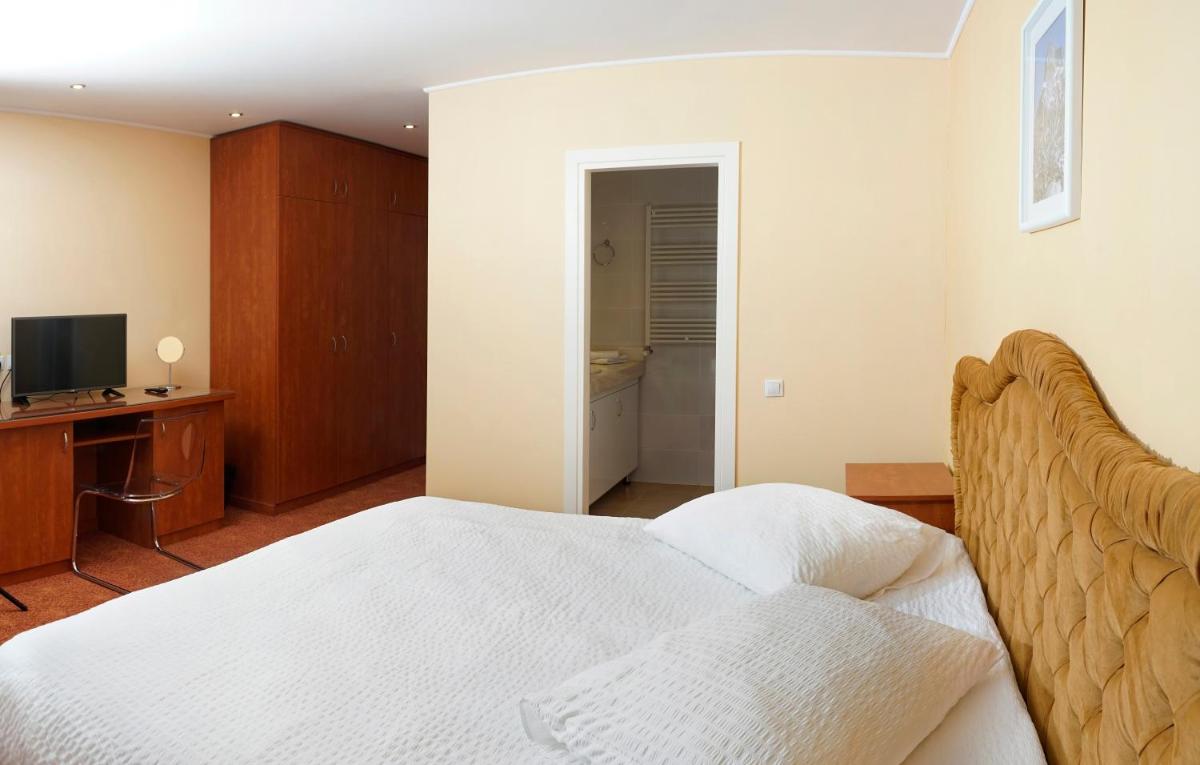 Pensiunea Floarea de Colt - Housity