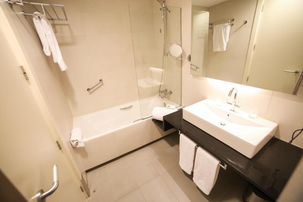 Un baño de Hotel 525