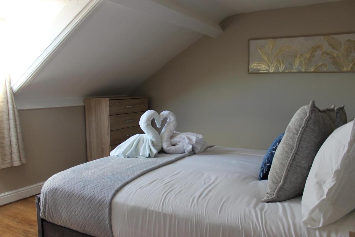 York Place Beautiful Apartment 5 Bedrooms Sleeps 9 - Housity
