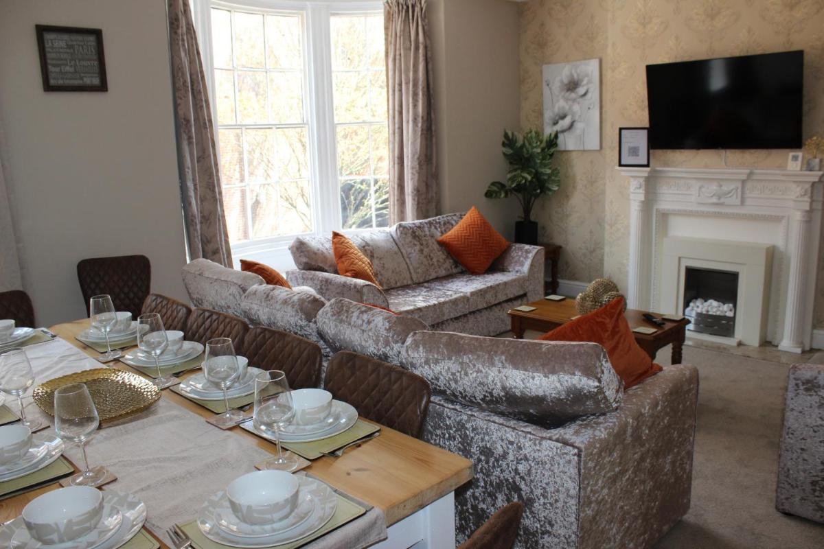 York Place Beautiful Apartment 5 Bedrooms Sleeps 9 - Housity