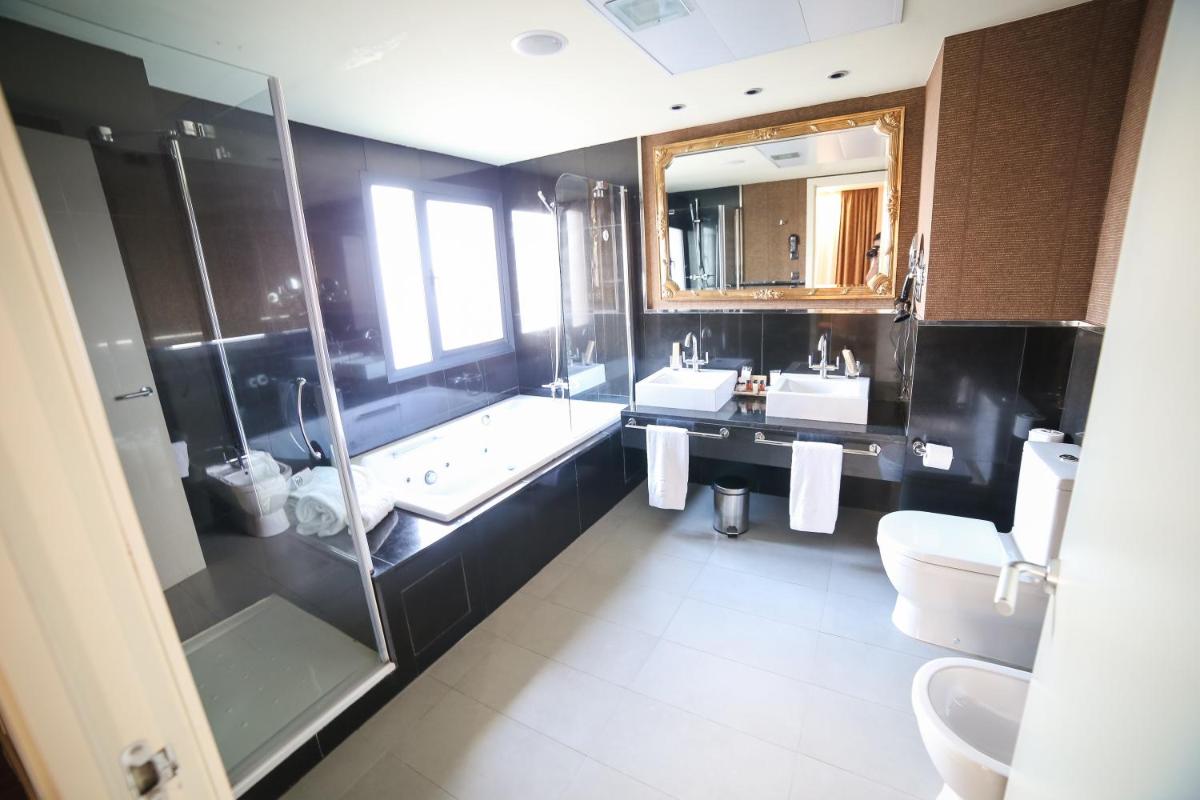 Un baño de Hotel 525