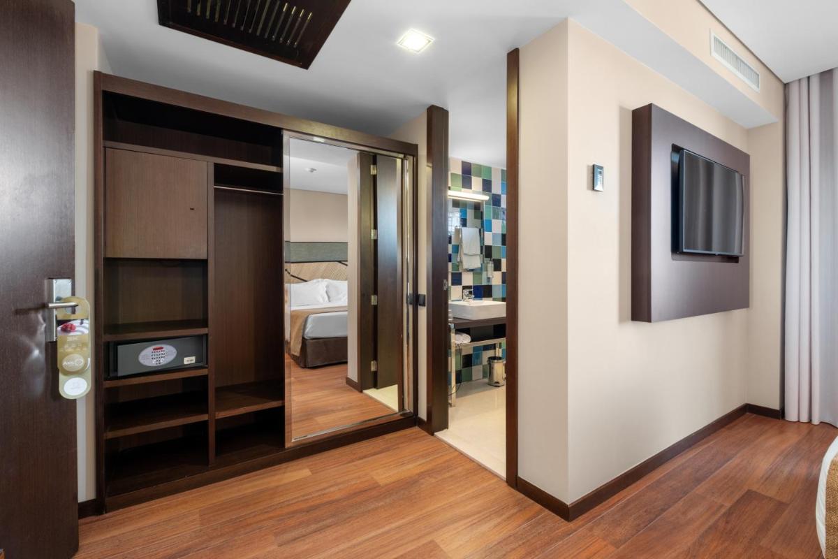 Uma cama ou camas num quarto em Axis Porto Business & Spa Hotel