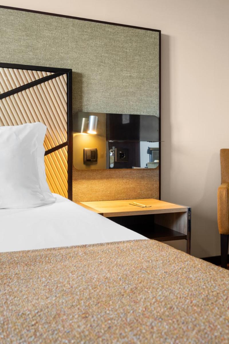 Uma cama ou camas num quarto em Axis Porto Business & Spa Hotel