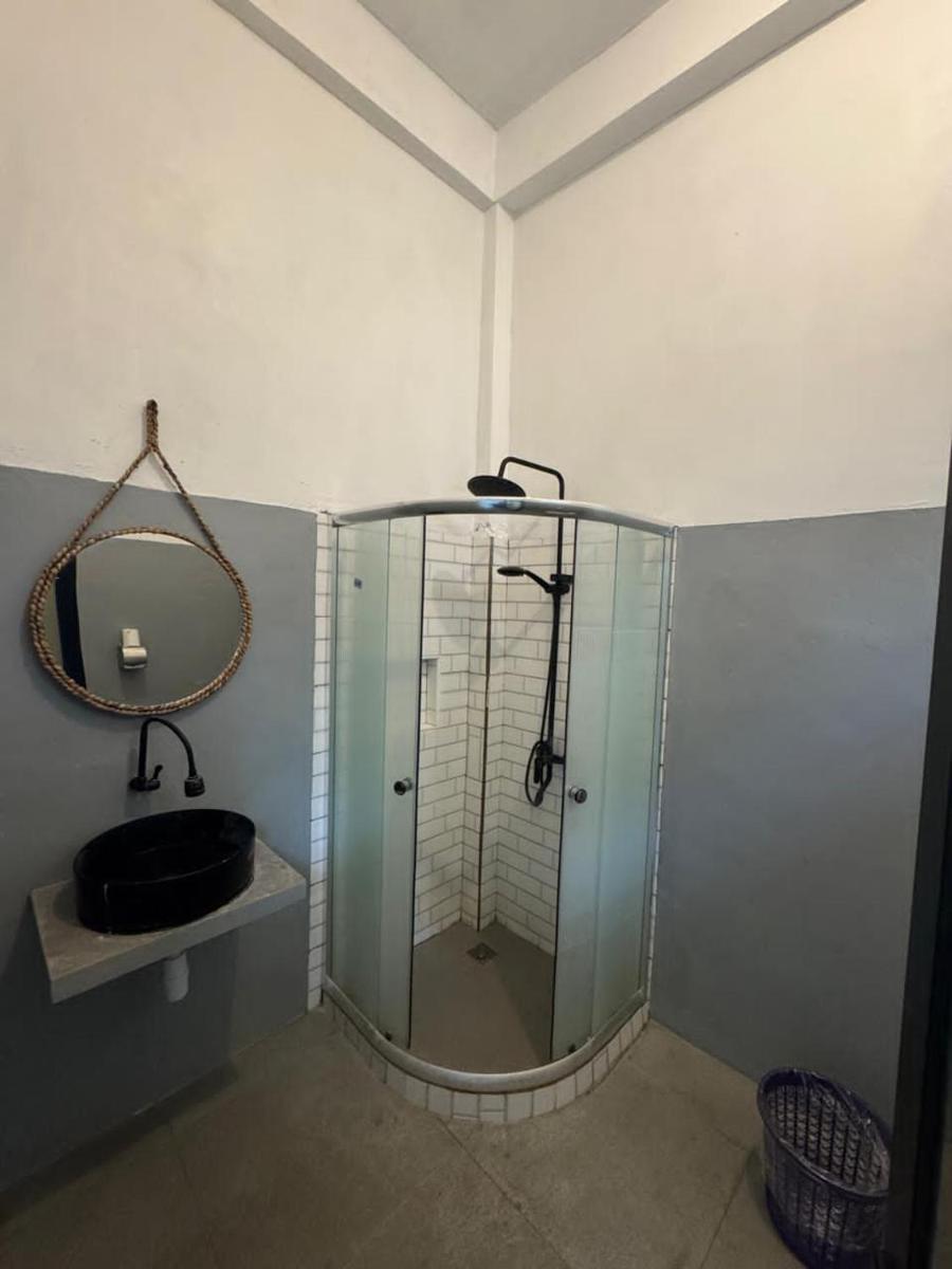 Roy Guest House - Housity