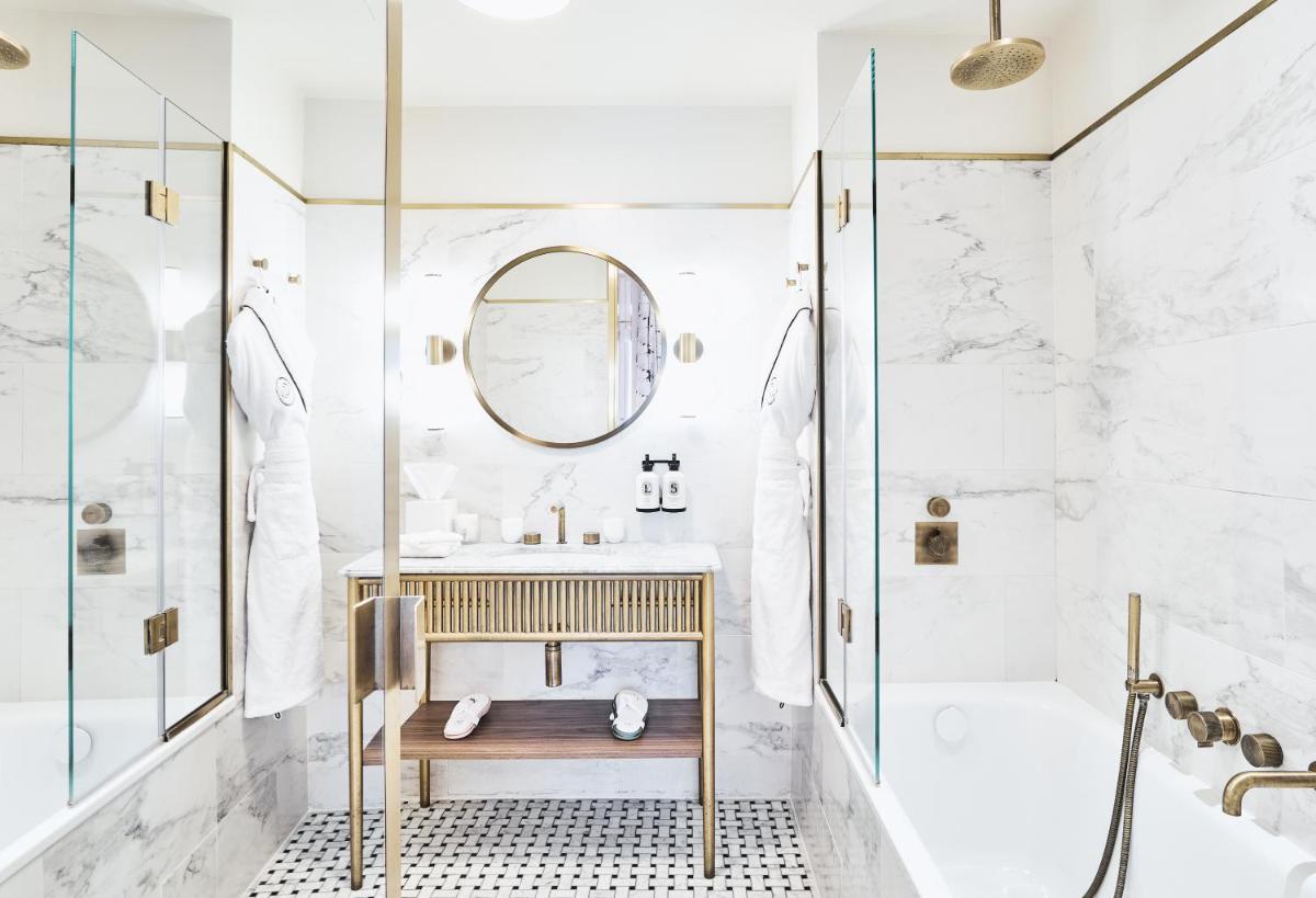 une salle de bain avec lavabo et douche dans l'établissement Grand Powers Hotel, à Paris