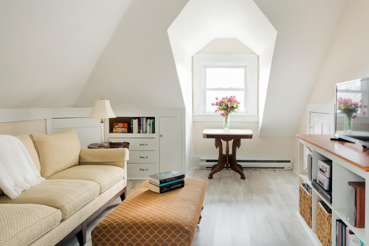 East Bay Bed & Breakfast - Housity