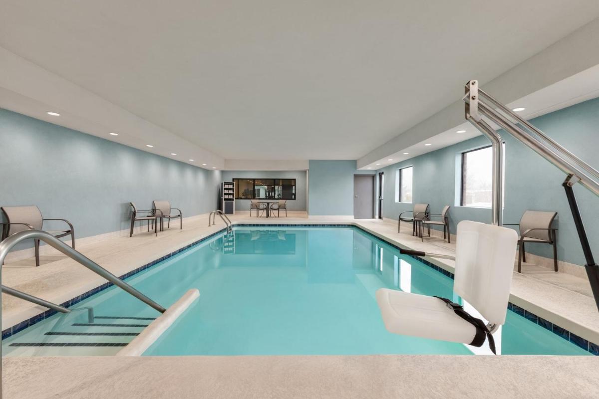 Holiday Inn Express Hotel & Suites Edmond by IHG - Housity