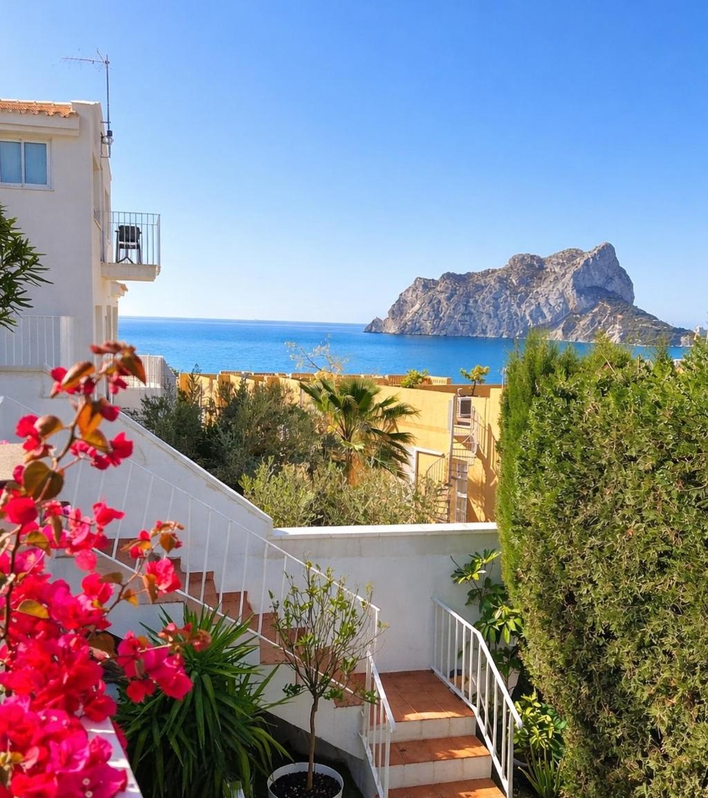 Espectacular villa junto a la playa, piscina privada y vistas al mar - Housity