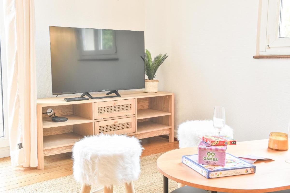 Rock in Share - Bianca 2-Bedroom Apartment with Parking Included & Tram - Housity