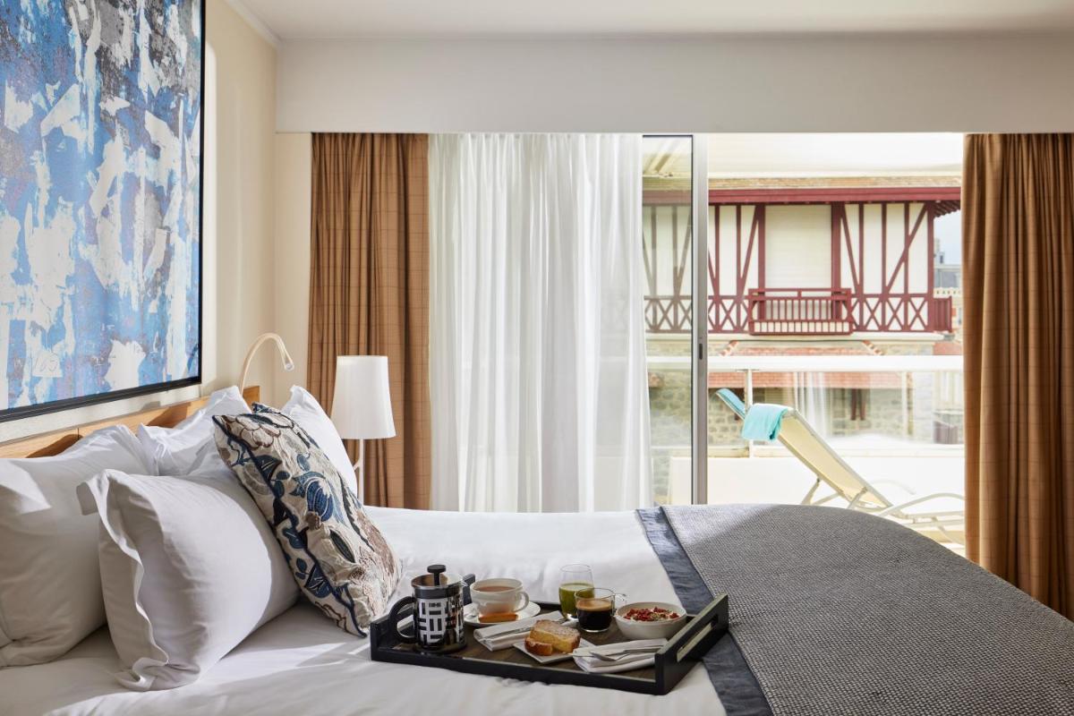 Un ou plusieurs lits dans un hébergement de l'établissement Sofitel Biarritz Le Miramar Thalassa