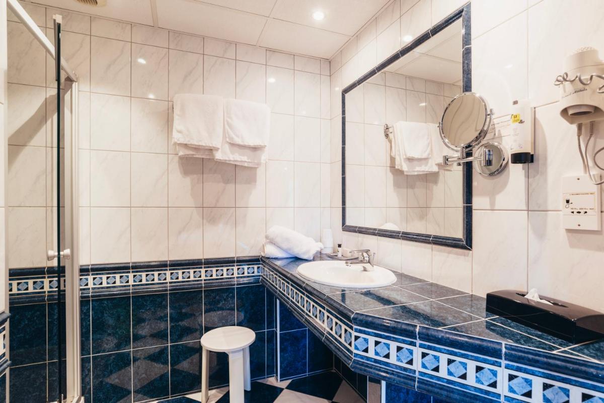 Salle de bains dans l'établissement Hotel Spa et Restaurant Au Chasseur