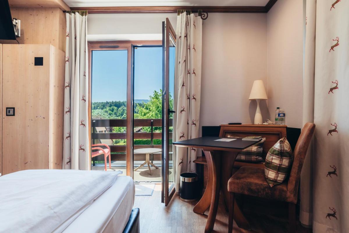 une chambre avec un lit, un bureau et une fenêtre dans l'établissement Hotel Spa et Restaurant Au Chasseur, à Birkenwald