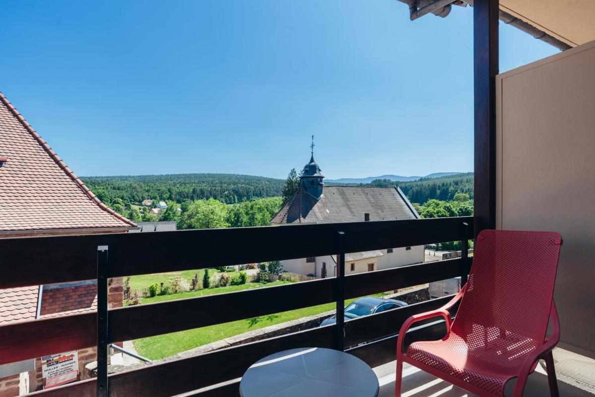 Balcon ou terrasse dans l'établissement Hotel Spa et Restaurant Au Chasseur