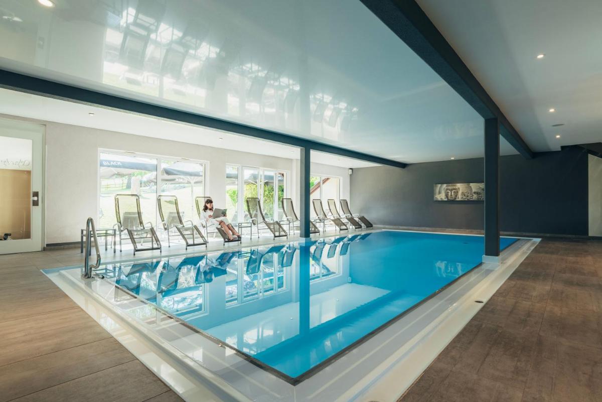 Piscine de l'établissement Hotel Spa et Restaurant Au Chasseur ou située à proximité