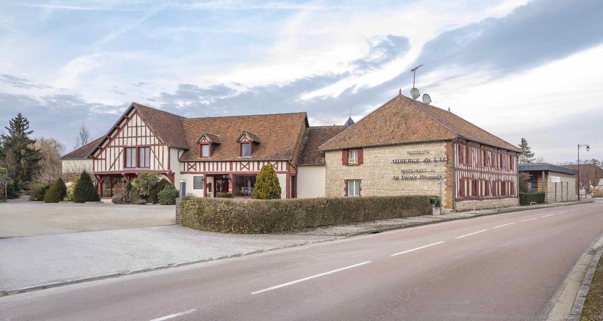 un grand bâtiment en bordure de route dans l'établissement Auberge du Lac, Sure Hotel Collection by Best Western, à Mesnil-Saint-Père