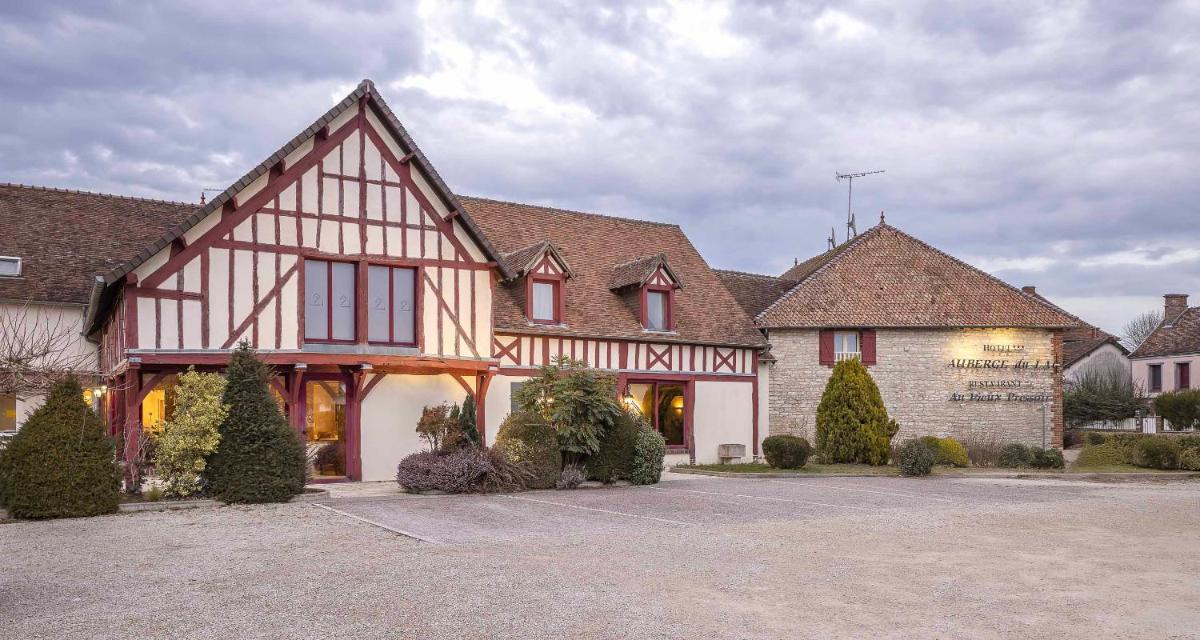 une grande maison avec un bâtiment dans l'établissement Auberge du Lac, Sure Hotel Collection by Best Western, à Mesnil-Saint-Père