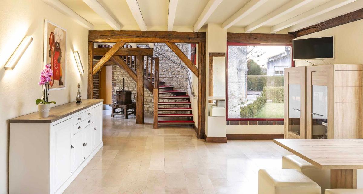 une grande cuisine avec une grande fenêtre et un escalier dans l'établissement Auberge du Lac, Sure Hotel Collection by Best Western, à Mesnil-Saint-Père