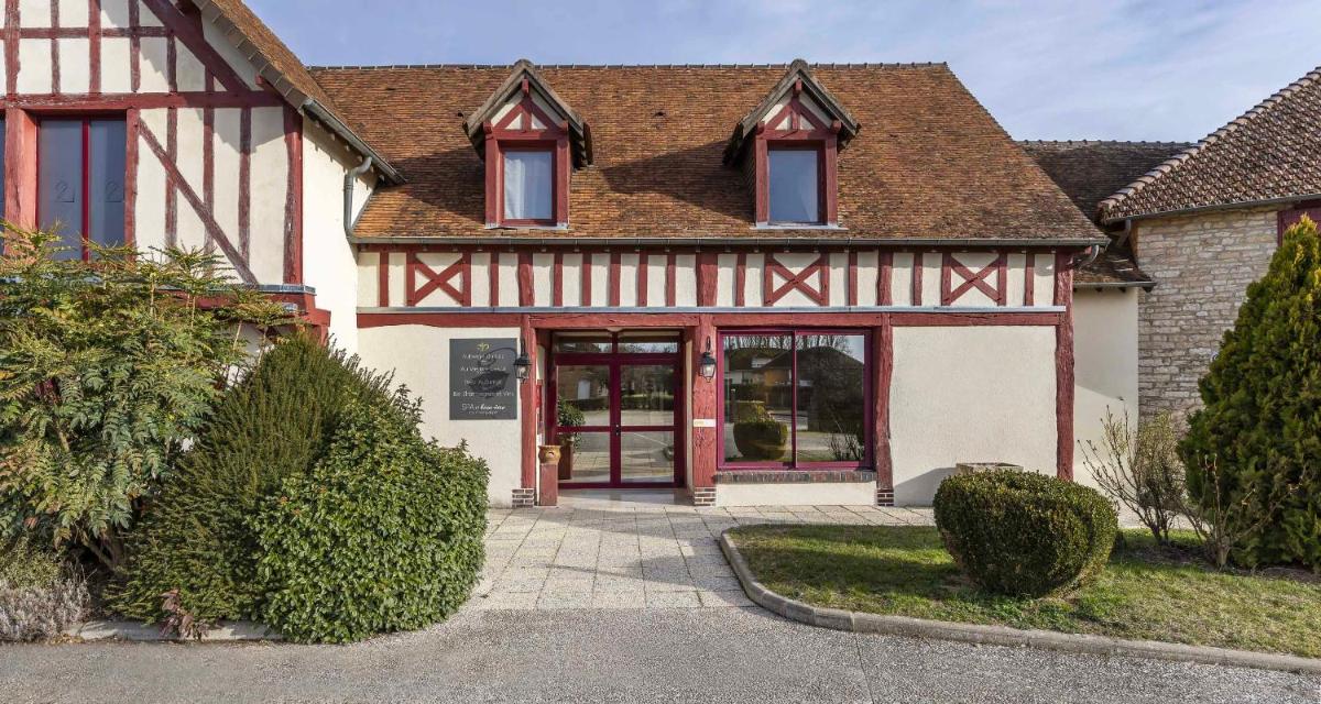 une maison rouge et blanche dans l'établissement Auberge du Lac, Sure Hotel Collection by Best Western, à Mesnil-Saint-Père