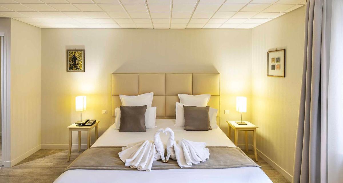 une chambre avec un lit recouvert de serviettes blanches dans l'établissement Auberge du Lac, Sure Hotel Collection by Best Western, à Mesnil-Saint-Père 40 autres photos