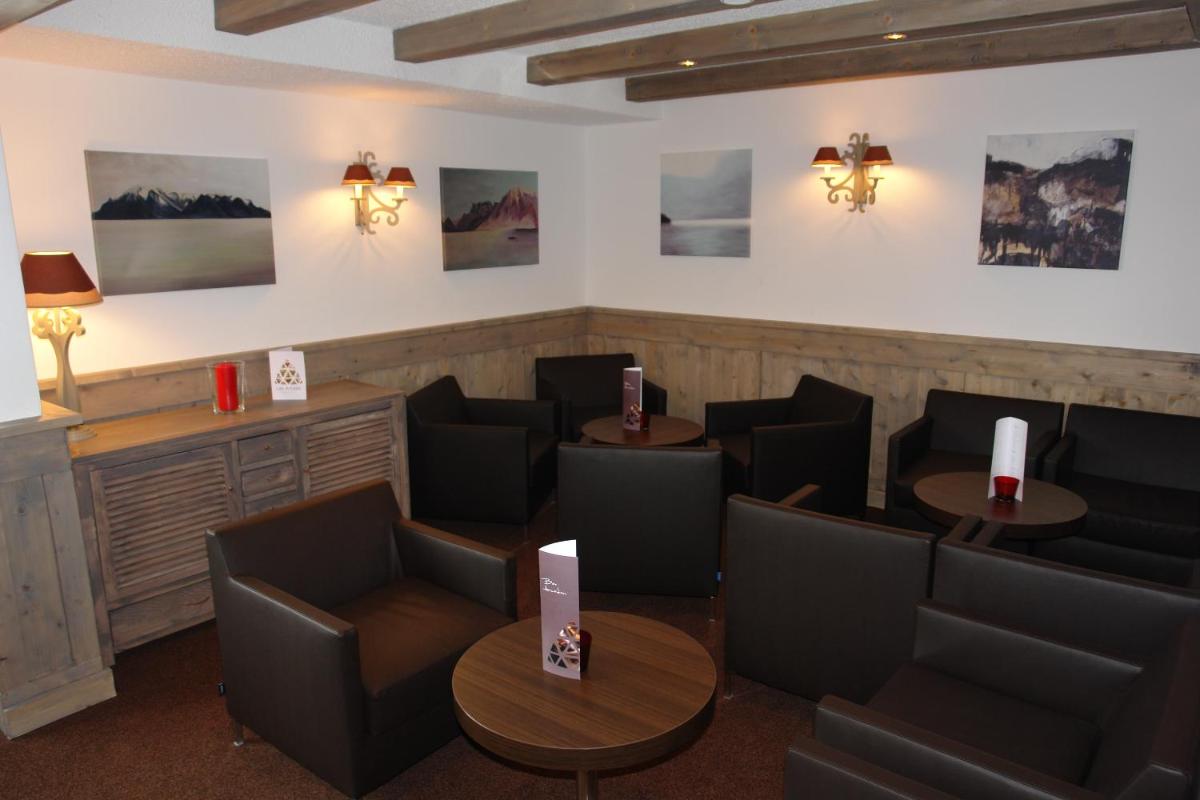 Coin salon dans l'établissement Hôtel Arcadien