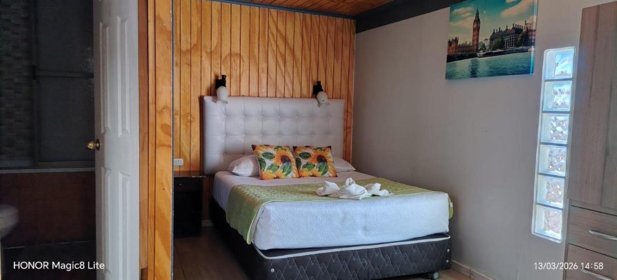 Hostal America - Housity